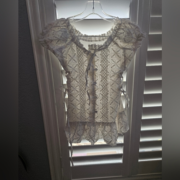 Source Unknown Tops - Elegant Cream Lace Women's Top Size Small
